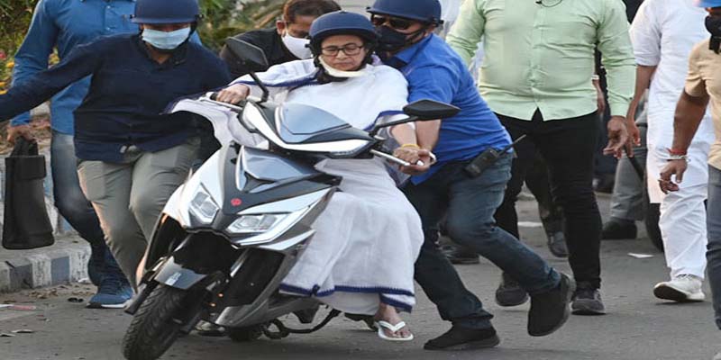 மம்தாவால எலக்ட்ரிக் ஸ்கோவ்ட்டரும் ஓட்ட முடியல பாவம் !!