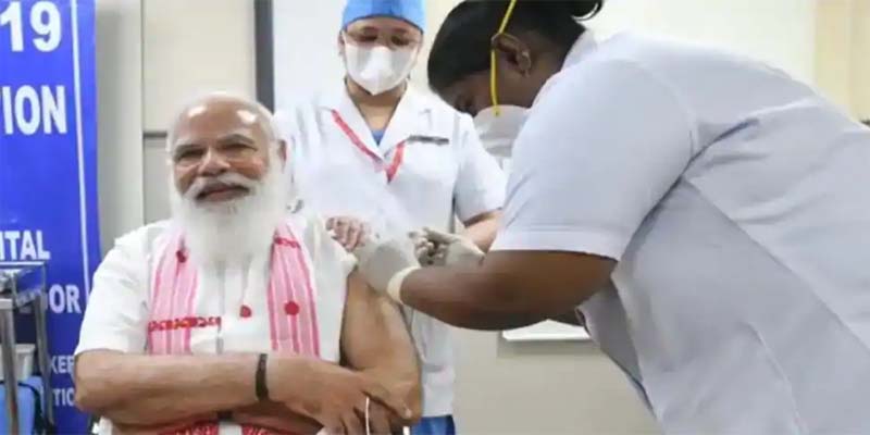 தடுப்பூசி போட்டுக்கொள்வதில் முன்மாதிரியாக திகழ்ந்த மோடி