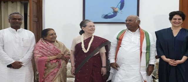 காங்கிரஸ் தலைவர் மல்லிகார்ஜுன கார்கே சுயமாக முடிவெடுப்பாரா ஆட்டி வைக்கப்படுவாரா? காங்கிரஸ் தலைவர் மல்லிகார்ஜுன கார்கே சுயமாக முடிவெடுப்பாரா ஆட்டி வைக்கப்படுவாரா?