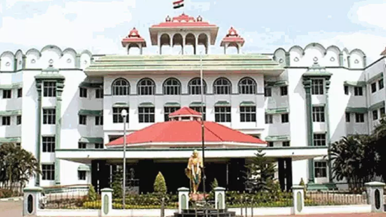 குடிநீரில் கழிவுநீர் கலந்த வழக்கு: கலெக்டர், காவல்துறை கண்காணிப்பாளர் அறிக்கை தாக்கல் செய்ய மதுரை ஐகோர்ட்டு உத்தரவு குடிநீரில் கழிவுநீர் கலந்த வழக்கு: கலெக்டர், காவல்துறை கண்காணிப்பாளர் அறிக்கை தாக்கல் செய்ய மதுரை ஐகோர்ட்டு உத்தரவு