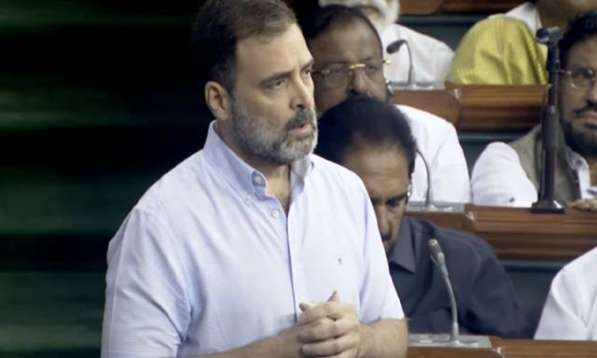 ராகுல்காந்தி மீது சபாநாயகரிடம் பெண் எம்.பி.க்கள் புகார் – என்ன நடந்தது?