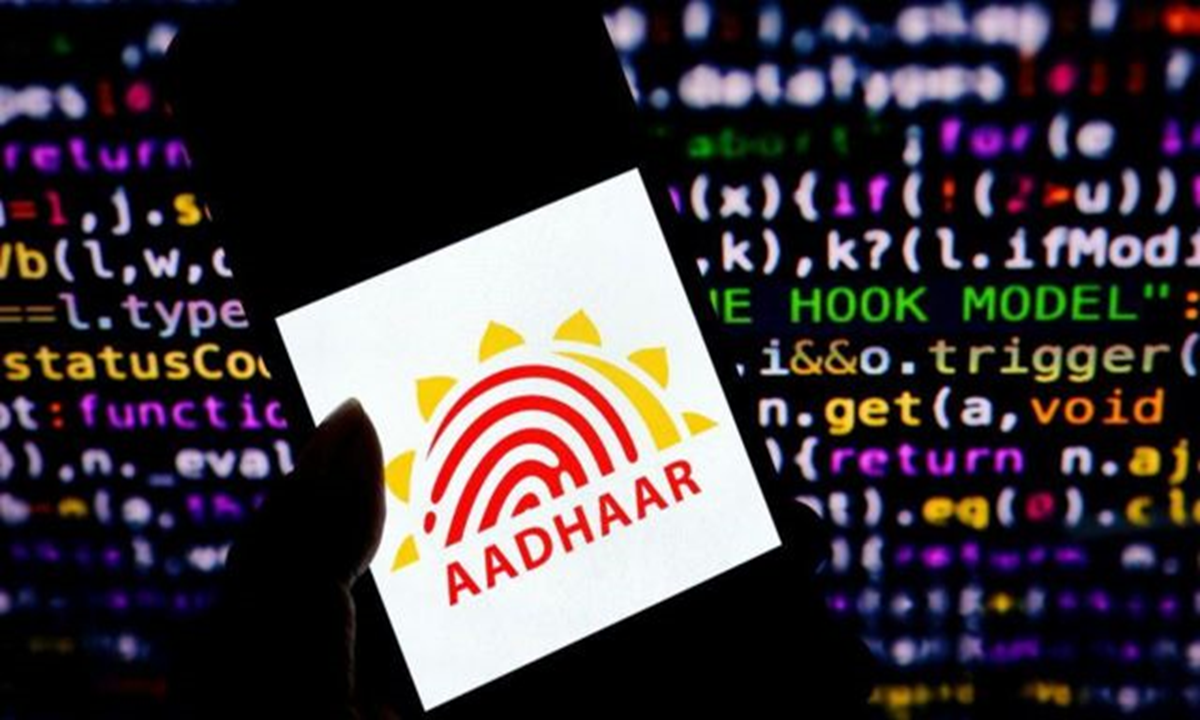 ஆதாரை பயன்படுத்தி நம் வங்கிக் கணக்கில் பணத்தை எவ்வாறு எடுக்கிறார்கள்? தடுப்பது எப்படி?